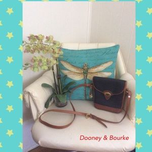 Dooney    Vintage Classic Casual  Crossbody Bag